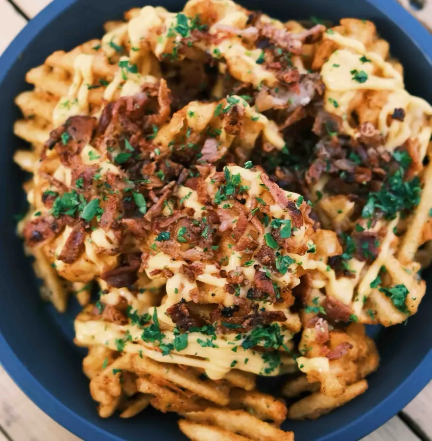 Papitas con tocino y queso cheddar fundido